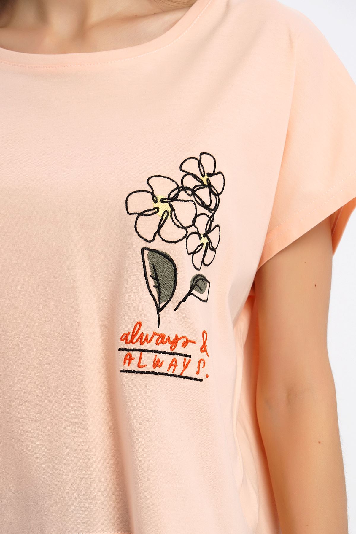Çiçek Nakışlı T-shirt-Pembe